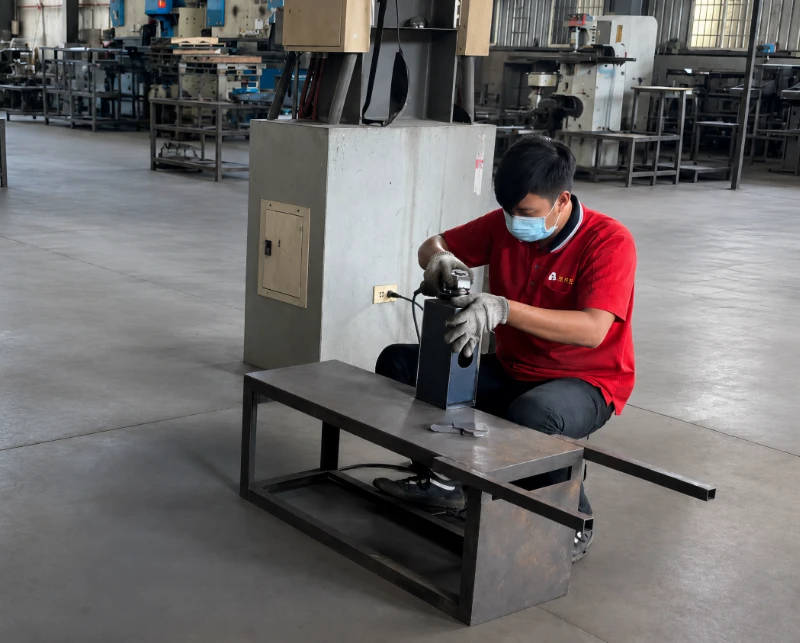 去除毛邊作業
